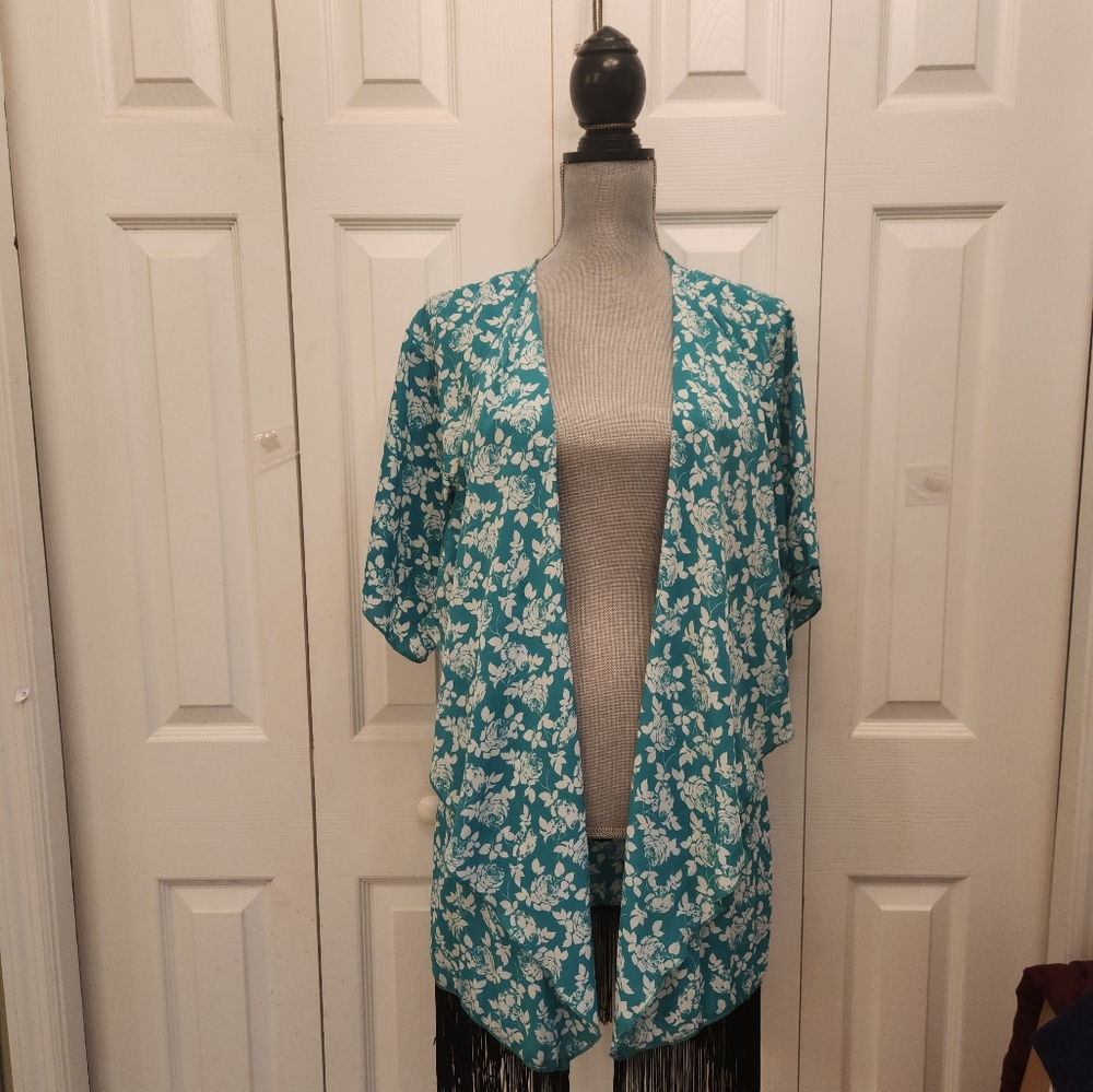 LuLaRoe Minty Green and White Floral Kimono